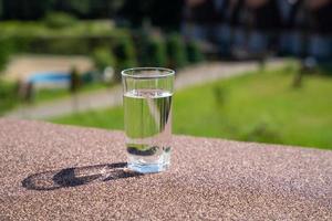 ein Glas Wasser im Freien foto