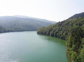 schöne landschaft von einer drohne auf den bergen und dem fluss foto