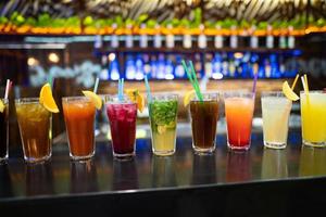 Viele verschiedene Cocktails werden an der Bar zubereitet foto