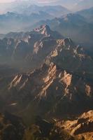 wunderschöne malerische Berge aus der Vogelperspektive foto