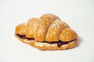 Nahaufnahme Foto von einem Croissant mit Füllung auf weißem Hintergrund