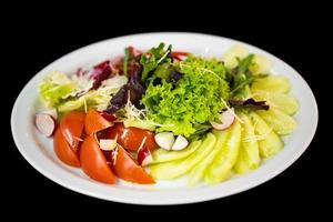 Nahaufnahme einer guten Portion köstlichen Salats vom Küchenchef in einem Restaurant foto