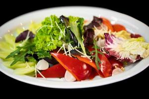 Nahaufnahme einer guten Portion köstlichen Salats vom Küchenchef in einem Restaurant foto