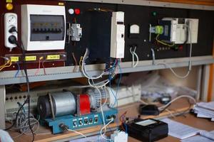 Ingenieure arbeiten mit elektrischen Messgeräten foto