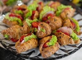 Leckere Urlaubssnacks auf dem Tisch, das Essen ist Gourmet. foto