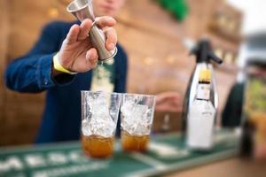 Barkeeper macht einen alkoholischen Cocktail foto