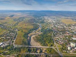 ukraine, stryi, schöne aussicht auf den fluss und die stadt, vogelperspektive vom quadcopter, dron foto