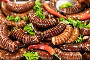 leckere Grillwürste mit Salat und Gemüse foto