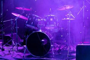 Schlagzeug auf der Bühne während eines Konzerts foto