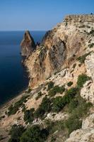 hohes felsiges Küstenmeer auf der Krim foto