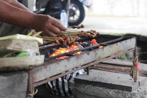 Foto eines Schweinefleisch-Satay-Herstellungsprozesses in Bali.