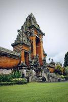 Dies ist ein Tempeleingang in Bali und enthält viele balinesische Schnitzereien, die Balinesen nennen es normalerweise Candi Bentar. foto