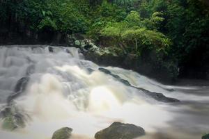 die schönheit einer sehr natürlichen wasserfalllandschaft namens goa rang reng wasserfall in gianyar bali. foto