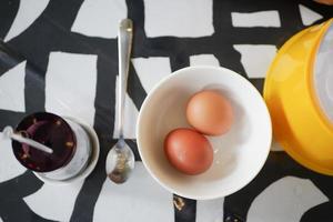Ansicht von oben von halb gekochten Eiern in einer Schüssel. foto
