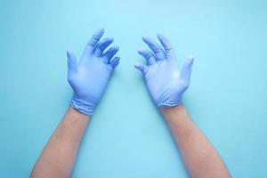 Mann Arzt trägt medizinische Handschuhe, Nahaufnahme foto