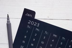 Kalender für das Jahr 2023 auf dem Schreibtisch foto