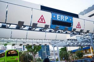 singapur 11. juni 2022, stadtautos fahren durch erp in der orchard road foto