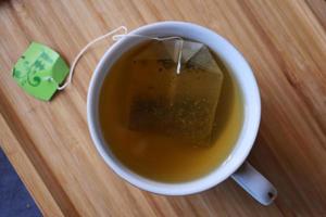 Grüner Tee und Teebeutel auf dem Tisch, Nahaufnahme. foto