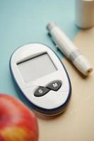 Diabetiker-Messgeräte, Apfel auf dem Tisch foto
