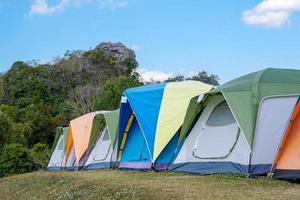 Campingzelt auf dem Gipfel des Berges im Winter in Nordthailand, Blick auf Bäume, Himmel und Wolken in klarer Luft. weicher und selektiver Fokus. foto