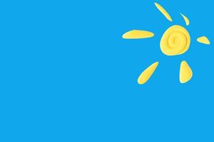 Plastilin-Sonne, blauer isolierter Hintergrund. kinderspielhintergrund. Platz zum Kopieren. foto