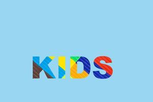 mehrfarbige kinderplastilin, das wort kinder in plastilinbuchstaben geschrieben. blauer isolierter hintergrund foto