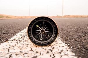 Kompass auf der Straße foto