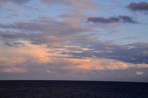 Himmel über dem Sonnenuntergang foto