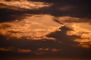 Himmel über dem Sonnenuntergang foto