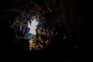 Blick auf eine Höhle foto