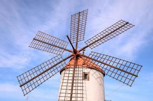 Blick auf die ländliche Windmühle foto