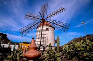 Blick auf die ländliche Windmühle foto