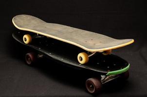 isoliertes gestapeltes Skateboard foto