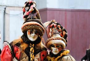 nicht identifizierte personen, die karnevalsmasken beim karneval in venedig tragen, ca. februar 2022 foto