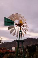 traditionelle Windmühle unter strahlend blauem Himmel foto