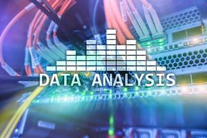 Big-Data-Analysetext auf Serverraumhintergrund. Internet und modernes Technologiekonzept. foto