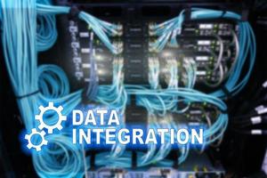 Informationstechnologiekonzept zur Datenintegration auf Serverraumhintergrund. foto