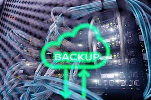 Backup-Taste auf modernem Serverraumhintergrund. Verhinderung von Datenverlust. Systemwiederherstellung. foto