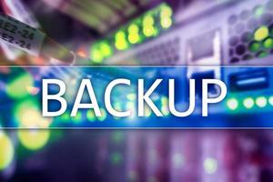 Backup-Taste auf modernem Serverraumhintergrund. Verhinderung von Datenverlust. Systemwiederherstellung. foto