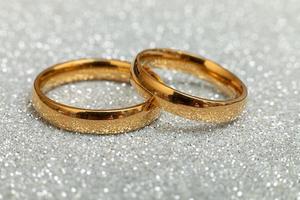 willst du mich heiraten. Zwei goldene Eheringe auf silbernem Glitzerhintergrund. Verlobung Heiratsantrag Hochzeitskonzept. st. Valentinstag Postkarte. Banner am Valentinstag. Platz kopieren. foto