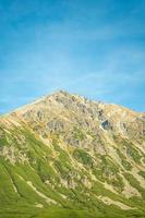 sonniger tag des hohen tatra-bergherbstes, entspannende landschaft, alpenblick. natürliche Aussicht während des Sommertrekkings im Hochland mit Blick auf Gipfel und felsige Hügel. Nationalpark in Polen. foto