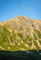 sonniger tag des hohen tatra-bergherbstes, entspannende landschaft, alpenblick. natürliche Aussicht während des Sommertrekkings im Hochland mit Blick auf Gipfel und felsige Hügel. Nationalpark in Polen. foto