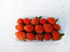 Hintergrund aus frisch geernteten Erdbeeren, direkt darüber foto