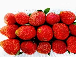 Erdbeeren Hintergrund. Erdbeere. Essen background.background aus frisch geernteten Erdbeeren, direkt darüber foto