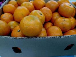gesunde Früchte, Orangenfrüchte Hintergrund Viele orange Früchte - Orangenfrucht Hintergrund foto