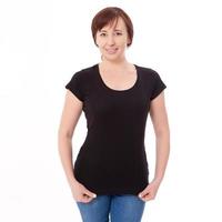 Shirt-Design und People-Konzept - Nahaufnahme einer Frau in leerem schwarzem T-Shirt vorne isoliert. saubere leere mock-up-vorlage für design. foto