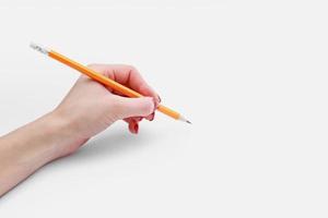 weibliche Hand mit Bleistift isoliert auf weißem Hintergrund, Nahaufnahme, Ausschnitt, Textfreiraum foto