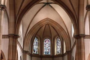 Buntglasfenster in der katholischen Kathedrale. Malerei am Fenster. foto