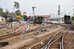 kalka, haryana, indien 14. mai 2022 - blick auf die eisenbahngleise der spielzeugeisenbahn von der mitte tagsüber in der nähe des bahnhofs kalka in indien, blick auf die gleisstrecke der spielzeugeisenbahn, indischer eisenbahnknotenpunkt, schwerindustrie foto