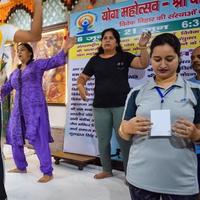 delhi, indien, 19. juni 2022 - gruppen-yoga-aerobic-sitzung für menschen verschiedener altersgruppen im balaji-tempel, vivek vihar, internationaler yoga-tag, große gruppe von erwachsenen, die am aerobic-kurs im tempel teilnehmen foto